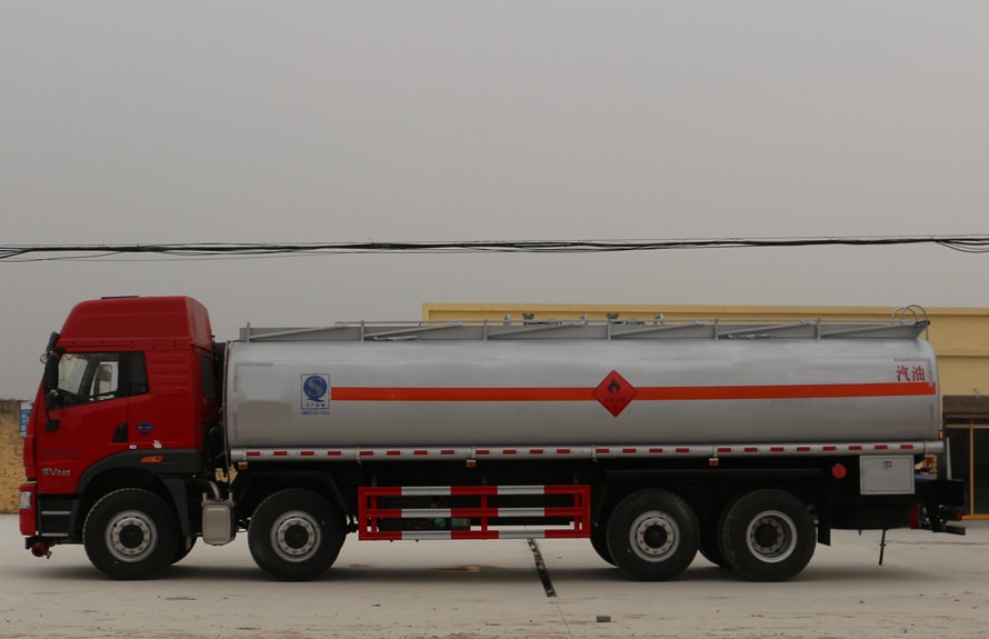 通榆縣半掛運油車解放15噸油罐車與水泥車的應用與發展
