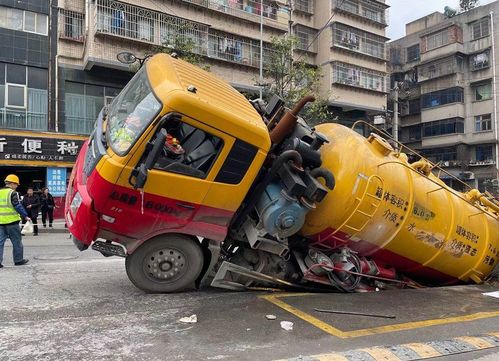 突發！貴陽玉廠路路面塌陷，一罐車后輪深陷，救援及時展開